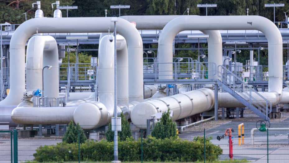11 July 2022, Mecklenburg-Western Pomerania, Lubmin: Pipe systems and shut-off devices at the gas receiving station of the Nord Stream 1 Baltic Sea pipeline and the transfer station of the OPAL (Ostsee-Pipeline-Anbindungsleitung - Baltic Sea Pipeline Link) long-distance gas pipeline. The Nord Stream 1 Baltic Sea pipeline, through which Russian natural gas has been flowing to Germany since 2011, will be shut down for around ten days for scheduled maintenance work. Photo: Jens Büttner/dpa (Photo by Jens Büt